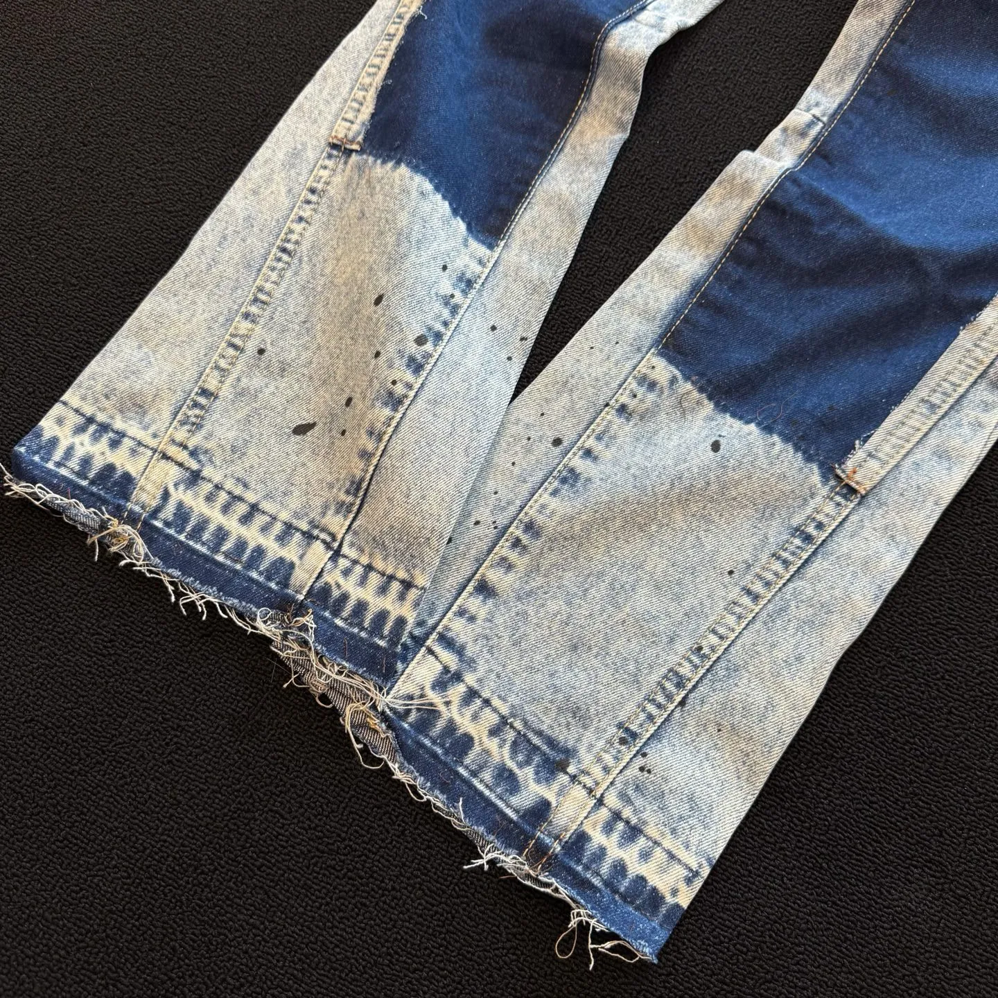 P230 model number: D401 GALLERY DEPT micro-flared distressed distressed jeans, three-dimensional version, loose and comfortable, not picky about body shape, factory precision, original factory quality control, same style for men and women, can be matched with couples, versatile recommendation, must-have denim for all seasons, made of heavy-duty washed pure cotton denim fabric. After washing, it is soft and thick, very stylish when worn. Size: 28, 30, 32, 34, 36 (S-XXL) Color: Splicing Size reference # 28 pants length 100 waist 72 30 pants length 102 waist 76 32 pants length 104 waist 80 34 pants length 106 waist 84 36 pants length 108 waist 88